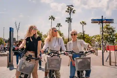 Barcelona: Passeio de E-Bike com Teleférico de Montjuic e passeio de barco