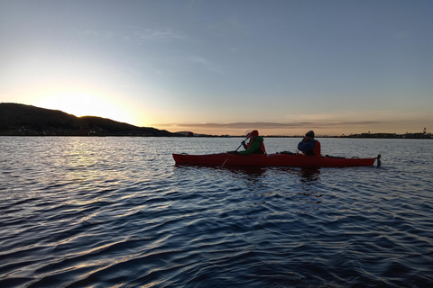 Kajakfahrt am Morgen auf dem TiticacaseeKajakfahren am Morgen auf dem Titicacasee