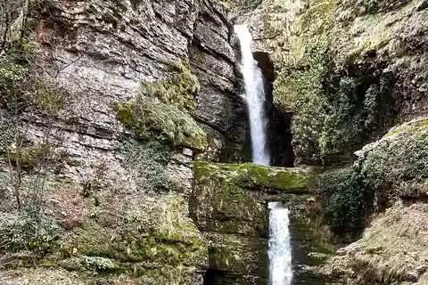 Erkunde die Nivica-Schluchten und den Peshtura-Wasserfall