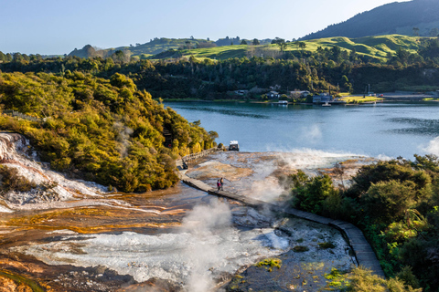 Von Auckland aus: Waitomo-Höhle und Orakei Korako Gruppentagestour