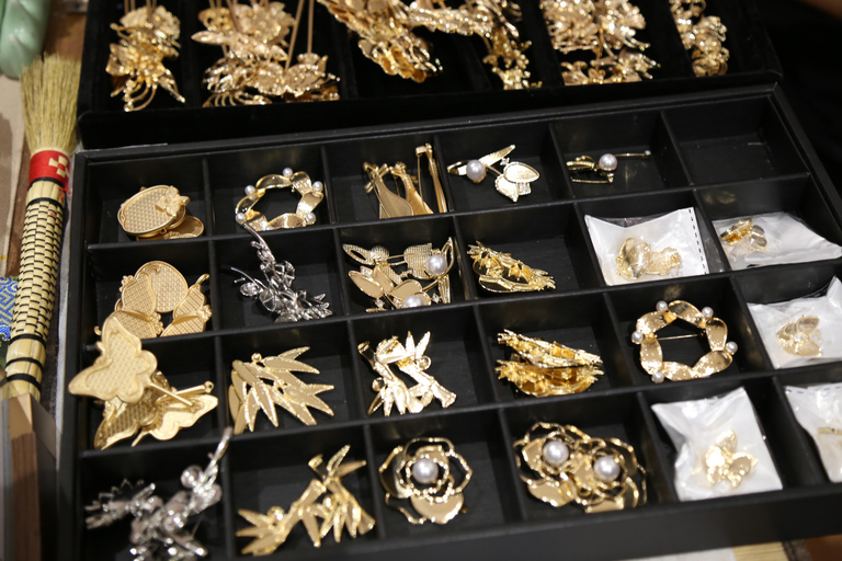 Shanghai: Mother-of-Pearl Jewelry Workshop