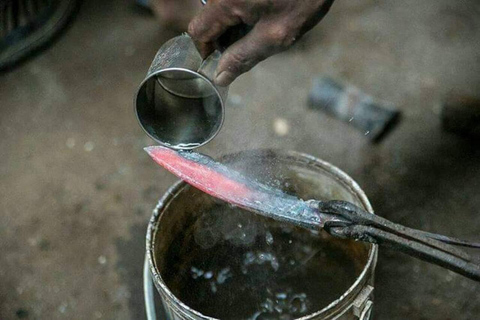 Attività di costruzione di coltelli (khukuri) con un fabbro