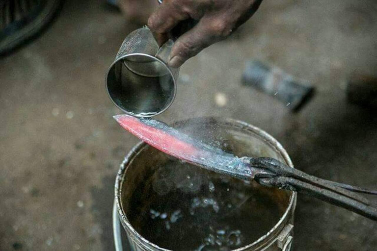 Activité de fabrication de couteaux (khukuri) avec un forgeron