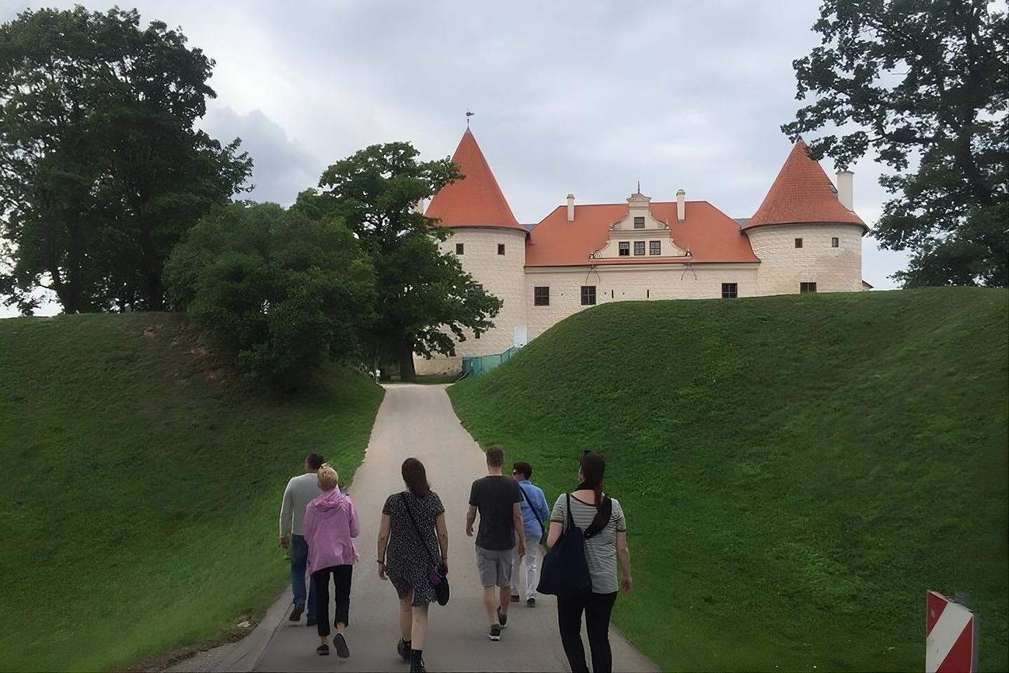 Von Kaunas nach Riga über den Berg der Kreuze, Rundāle und Bauska