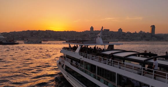 Istanbul: Sightseeing-Kreuzfahrt bei Tag oder Sonnenuntergang mit Audioguide