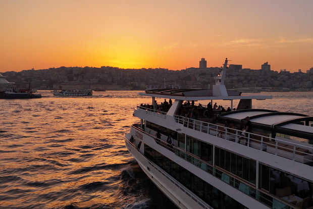 Croisière touristique sur le Bosphore de jour/au coucher du soleil/de nuit et audioguide