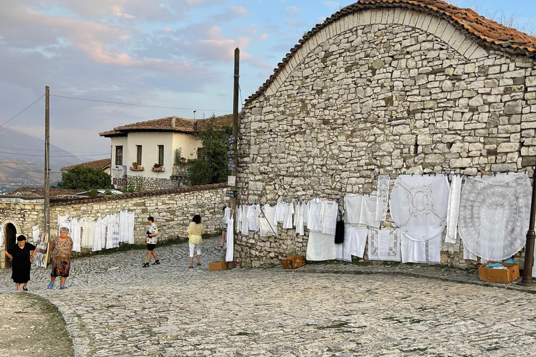 一日游：联合国教科文组织世界遗产城市贝拉特和传统午餐私人一日游：联合国教科文组织城市贝拉特和传统午餐
