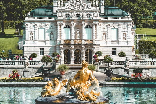 Visite du château de Linderhof et des villages : avec Peter, au départ de l'hôtel à Munich / 6 personnes max.
