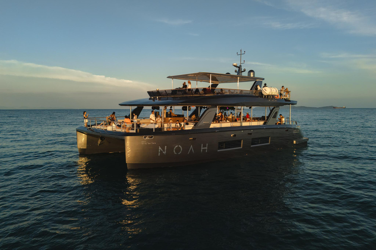 Phuket:Phi Phi Island with Premium Buffet & DJ by Noah Yacht