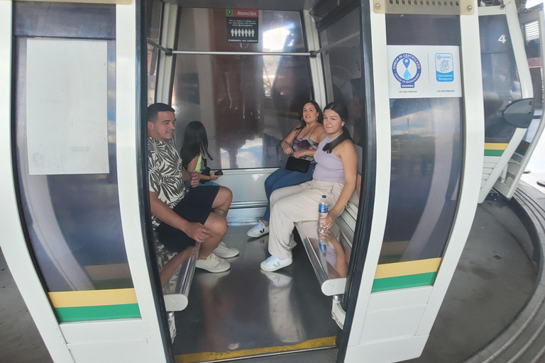 « Medellín dévoilée » Comuna 13, Plaza Botero et téléphérique« Medellín dévoilée » : Comuna 13, Plaza Botero et téléphérique
