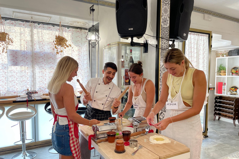 佛罗伦萨：意面制作课程，含晚餐、葡萄酒和... 唱歌！佛罗伦萨：意面制作课程，含晚餐、葡萄酒...还有歌唱！