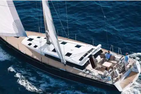 Catania: Tour in barca a vela della Costa dei Ciclopi con aperitivo siciliano