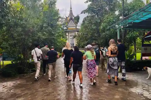 S21 & Killing Fields Tour with Khmer Lunch & Drink