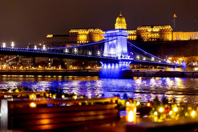 Budapest: Premium Sightseeing Cruise with Tokaj Frizzante