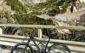 Tour alle Cave di Marmo in E-bike con degustazione di lardo