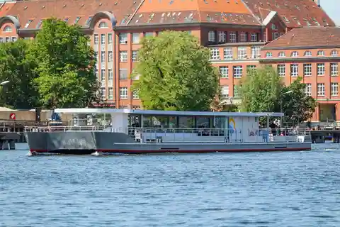 Berlin: East Side Gallery Spree Cruise by Solarkatamaran