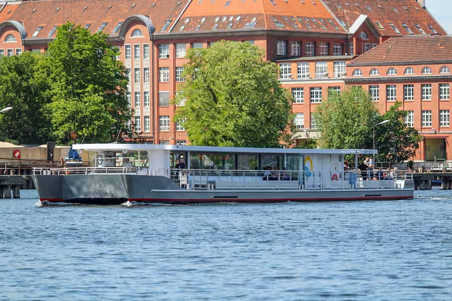 Abendliche Bootstour 1,5 Stunden mit unserem Solar-Katamaran. Foto: GetYourGuide