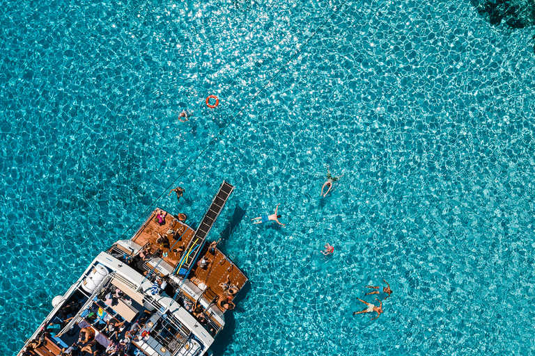 Desde Corfú: Crucero de un día a Paxos, Antipaxos y las Cuevas AzulesSalida desde el puerto de Corfú