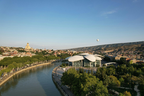 Tbilisi: Città vecchia e nuova, tour guidato della città con 12 degustazioniTour privato