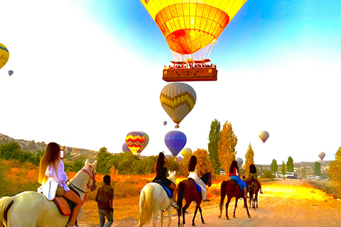 Randonnée à cheval au lever du soleil en CappadoceRandonnée à cheval au lever du soleil