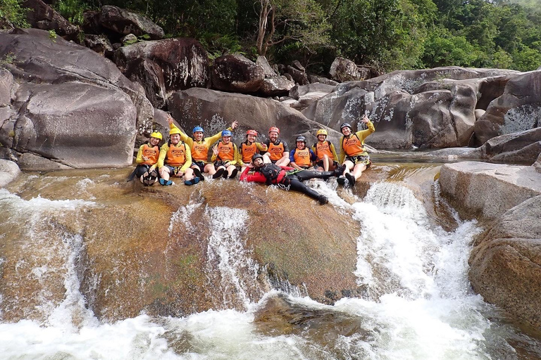 Cairns: Tour d&#039;avventura Crystals &amp; Behana - Canyoning a CairnsEsperienza nella foresta pluviale delle cascate di Cairns Giornata intera avanzata