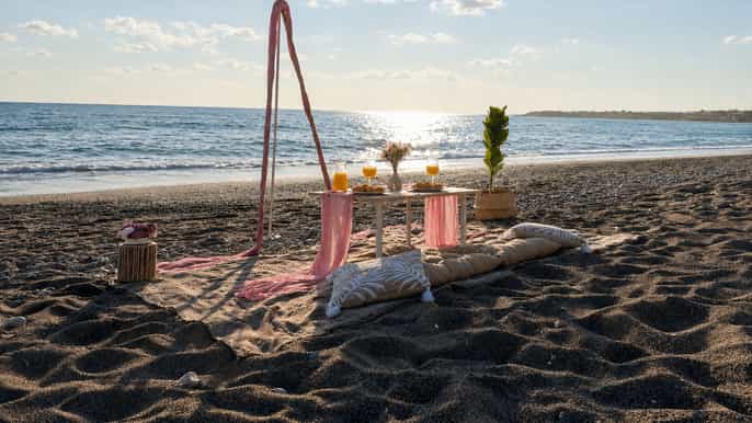Paphos: Romantic Beach Breakfast for Two with Activity