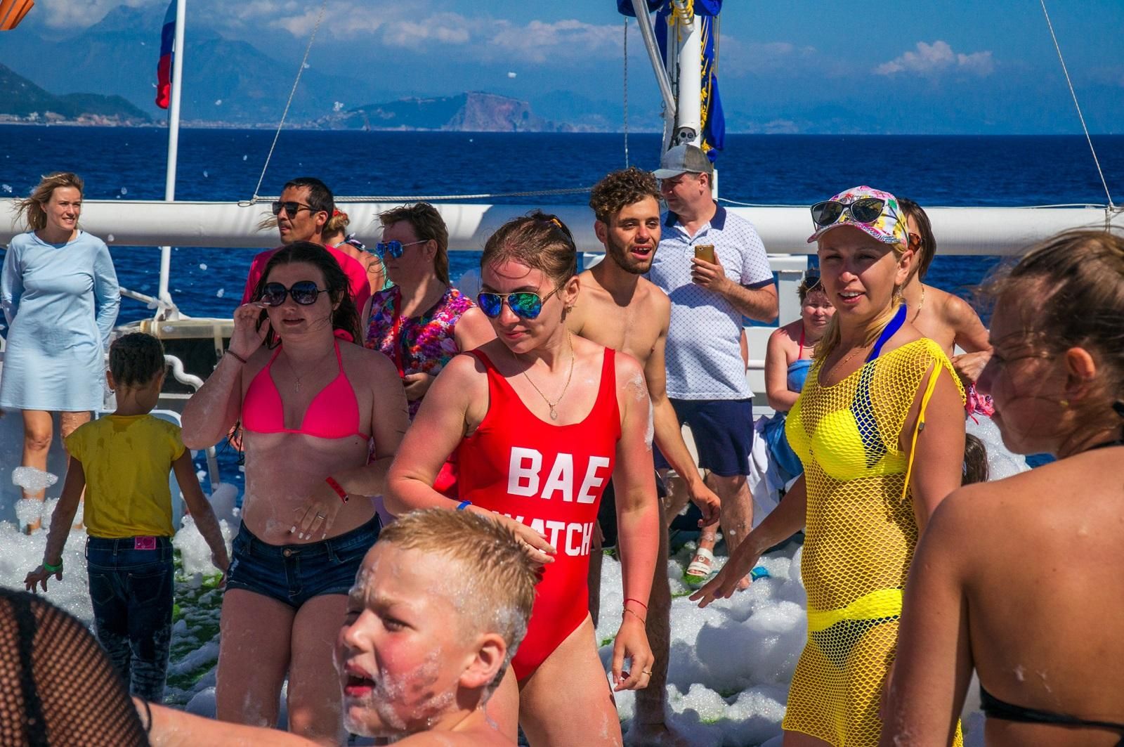 Von Antalya aus: Ganztagestour mit Bootstour, Mittagessen und Schaumparty