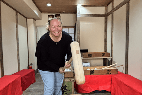 Osaka : Expérience de pilage traditionnel de Mochi avec dégustation