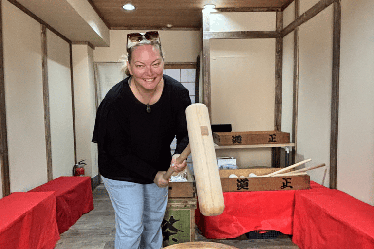 Osaka : Expérience de pilage traditionnel de Mochi avec dégustation
