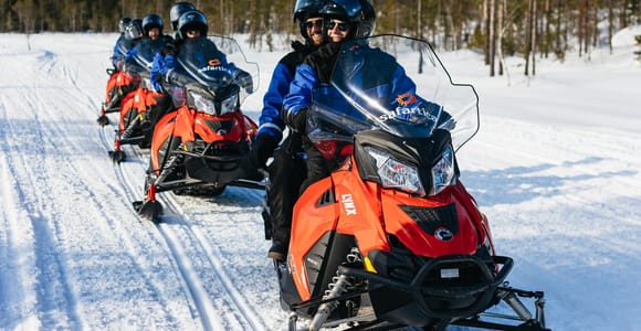 Rovaniemi: Schneemobil- und Eisangelabenteuer mit Mittagessen