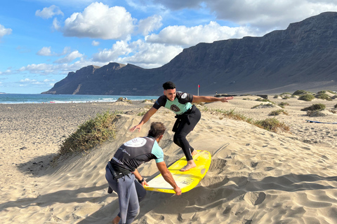 Famara, Lanzarote: surf lessons in small groups for beginners Famara: surf lessons for beginners in small groups