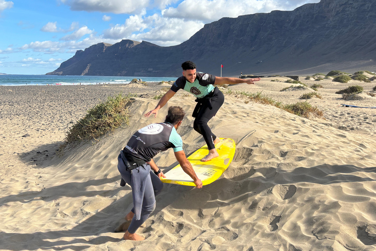 Famara, Lanzarote: surf lessons in small groups for beginners Famara: surf lessons for beginners in small groups