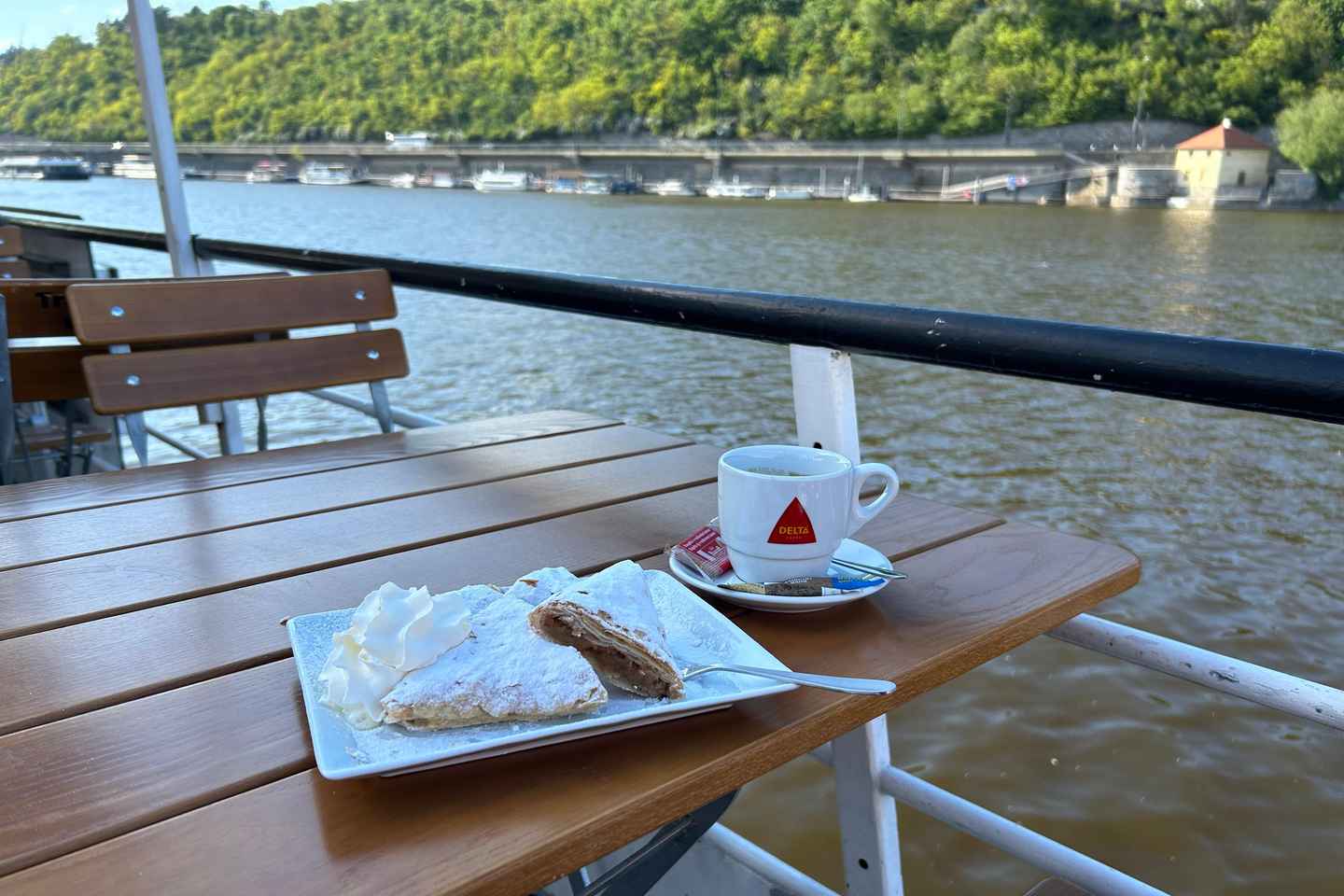 "享受香浓咖啡与自制馅饼的1小时游船之旅"

- 体验奢华: 乘坐游船，享受一小时的悠闲时光。
- 美食之旅: 品尝现泡的香浓咖啡，感受自制馅饼的独特风味。
- 休闲放松: 在水上欣赏美丽风景，带给您身心的放松。
- 完美时光: 无论是与朋友还是家人，这次旅程都是您不容错过的选择。

选择这次游船之旅，给自己一个放松的时光，品味美食与美景的完美结合。