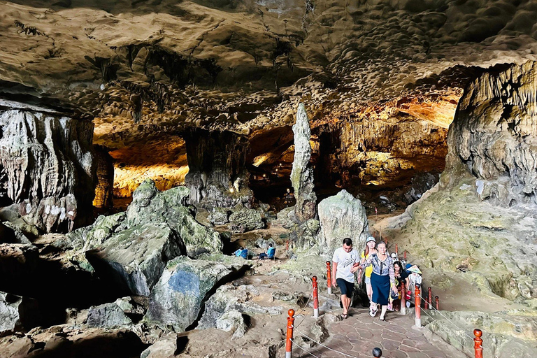 Ha Long 1 dia em grupo pequeno e caiaquePartida de dia inteiro da Baía de Ha Long saindo de Ha Noi