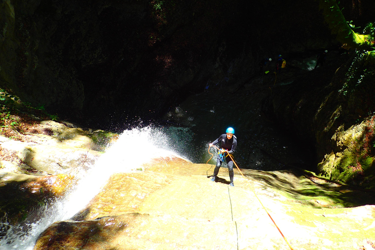 Talloires: Geführte Canyoning-Erfahrung in der Angon-SchluchtEntdecke die Angon-Schlucht in Annecy, Haute-Savoie