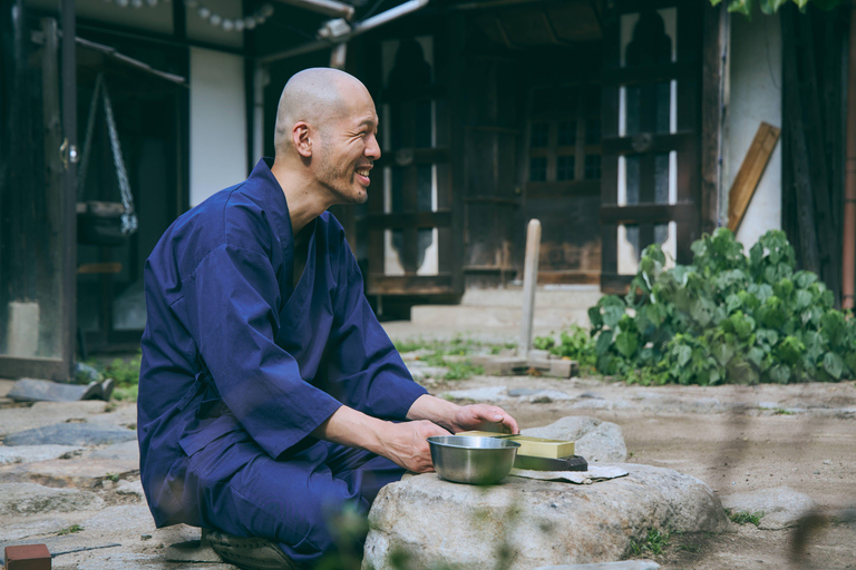 Autentisk upplevelse av knivtillverkning hos en smed i Kyoto