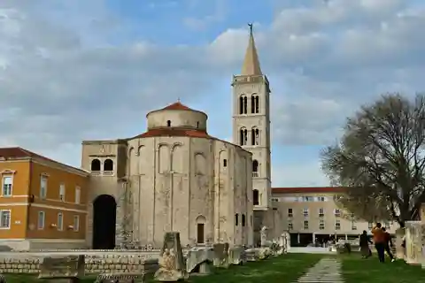 Zadar: Big walking tour through historical and modern town