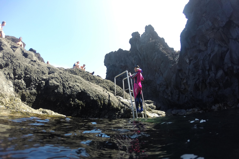 Excursión de snorkel a las cuevas en barco