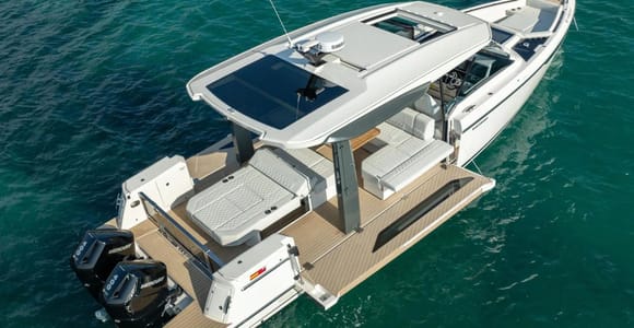 Paros: Private Luxury Boat Day Trip with Snacks and Drinks