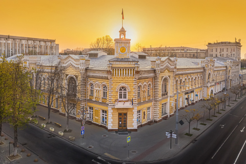 Chisinau on Foot – Walking Tour in Italian: Monuments, Curiosities, and Real Life Chisinau on Foot – Walking Tour in Italian: Monuments, Fun Facts, and Real Life
