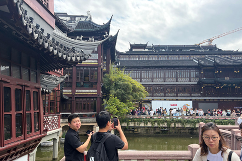 Shanghai: Yuyuan Old Street Food Walking Tour (2–2.5 Hours)