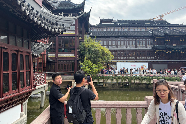 Shanghai: Yuyuan Old Street Food Walking Tour (2–2.5 Hours)