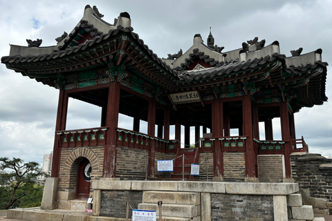 Seul: passeio histórico e gastronómico por Suwon com chá e sobremesa reais