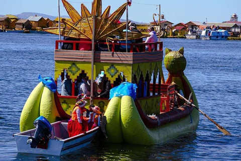 Depuis Cusco : Lac Titicaca - visite d&#039;une jounée en bus couchette