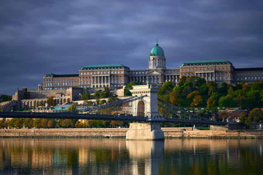 Tour über den Burgberg von Buda: Fischerbastei und Matthiaskirche. Foto: GetYourGuide Tour über den Burgberg von Buda: Fischerbastei und Matthiaskirche. Foto: GetYourGuide