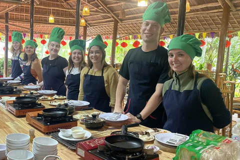 Hoi An: Market Tour, Cooking Class, and Basket Boat
