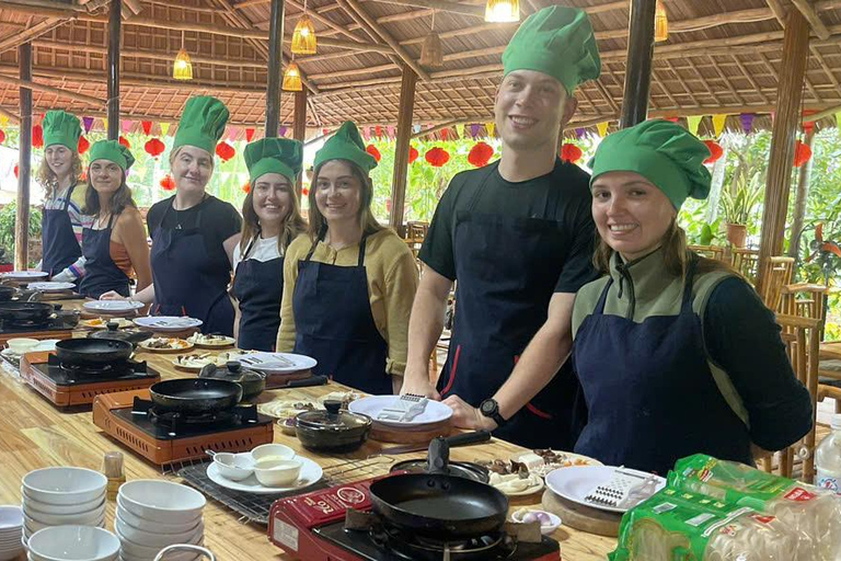Hoi An: Market Tour, Cooking Class, and Basket Boat