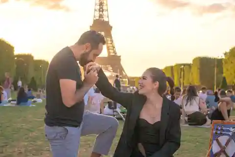 Paris: Picnic experience in front of the Eiffel Tower
