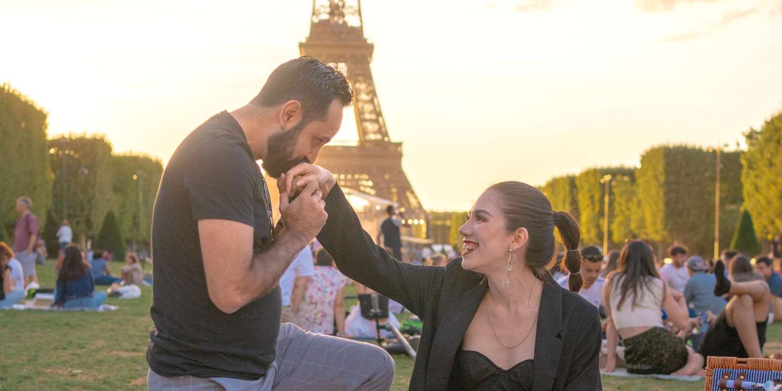 パリ：エッフェル塔の前でピクニック体験 | GetYourGuide