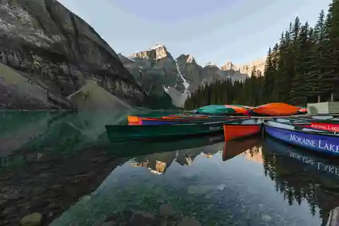 From Banff: Half-Day Moraine Lake & Lake Louise Guided Tour